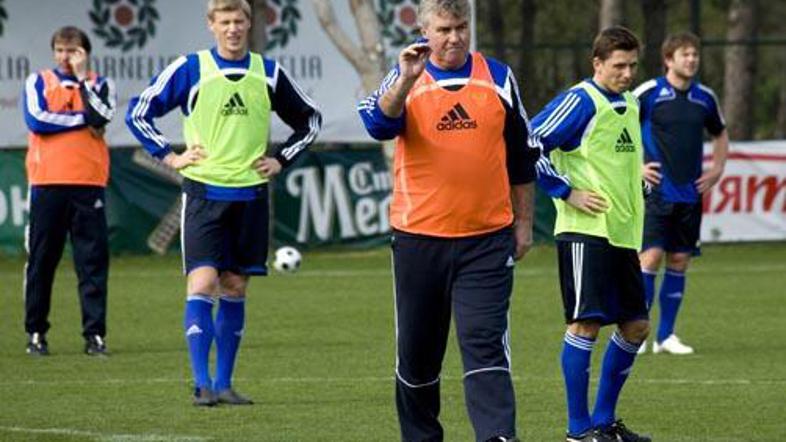 Guus Hiddink, ki je tudi ruski selektor, bo Chelsea vodil do konca sezone, nato 