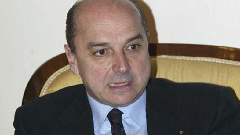 Tržaški župan Roberto Dipiazza je občinskim funkcionarjem naročil, naj namestijo