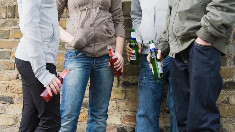 alkohol, mladi, popivanje, najstniki, družba, druženje, mladostniki