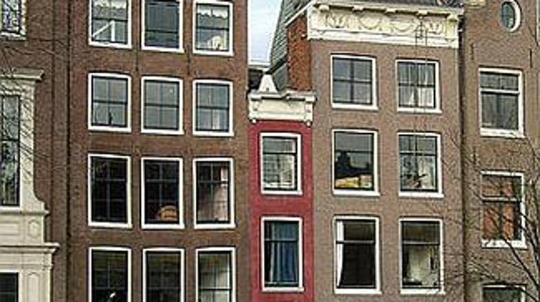 V amsterdamskih kanalih se ogledujejo značilne ozke hiše, a najožja naj bi bila 