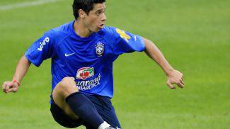 Brazilci (na sliki Cicinho) poleg značilnih rumenih majic nosijo tudi modre dres