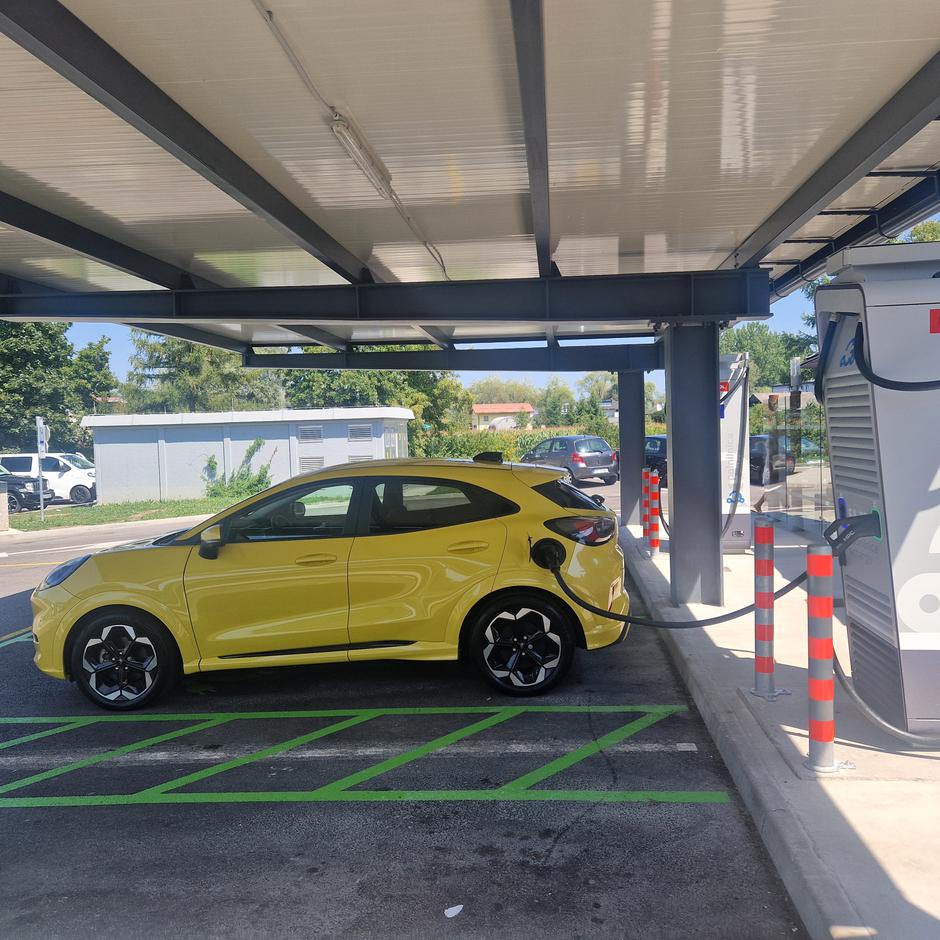 Polnjenje baterije pri ford pumi gen-E | Avtor: Gregor Prebil