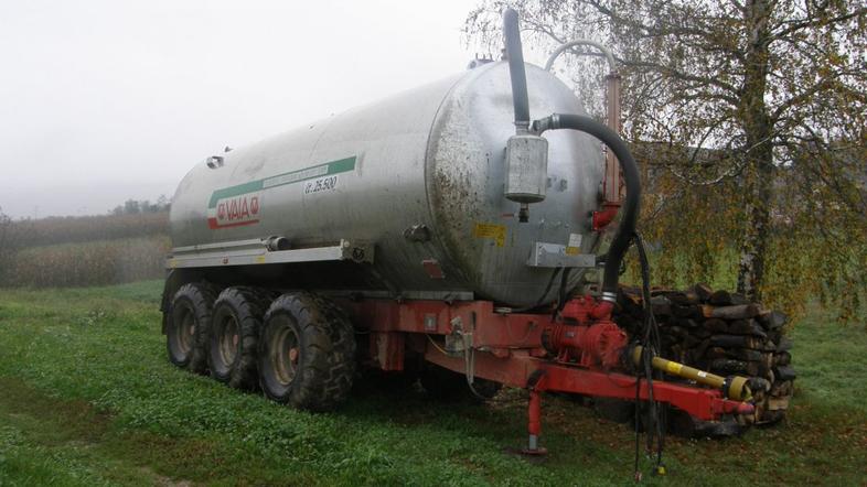 cisterna za razvoz gnojevke iz bioplinarne, črnomelj