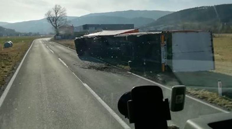 Prevrnjen tovornjak pri Podnanosu