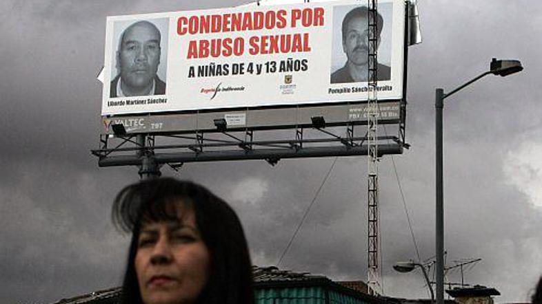 Plakat v kolumbijskem mestu Bogoti s fotografijama in imenoma obsojenih pedofilo