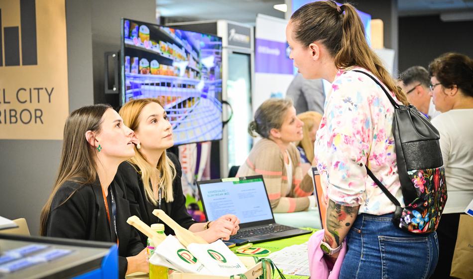 Kar 73 % Slovencev bi novo službo iskalo prek vez in poznanstev