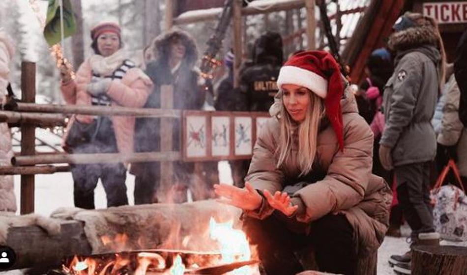 Znana Slovenka na potovanju v objemu hollywoodskega zvezdnika