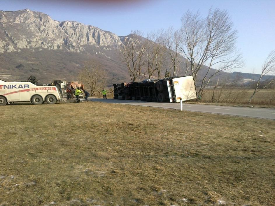 Takole so danes dvigali enega od tovornjakov pri Vipavi, ki jih je v minulih dne