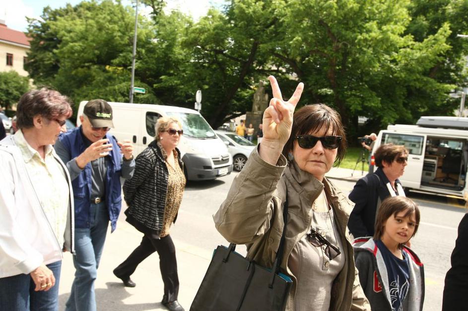 Protestniki v podporo Janši