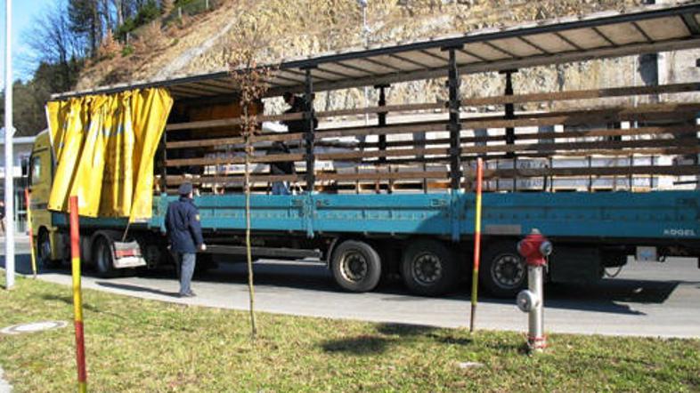 V tem tovornjaku so cariniki našli dva srbska državljana.