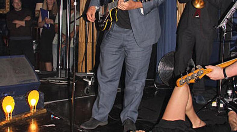 Kate Moss je bila na odru prava rokerica. V ozadju David Gilmour.