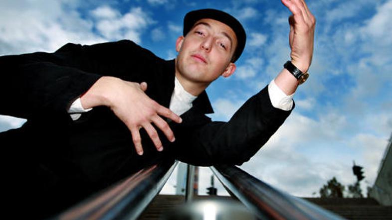 Zlatko meni, da se je treba z usodo sprijazniti in prevzeti odgovornost.