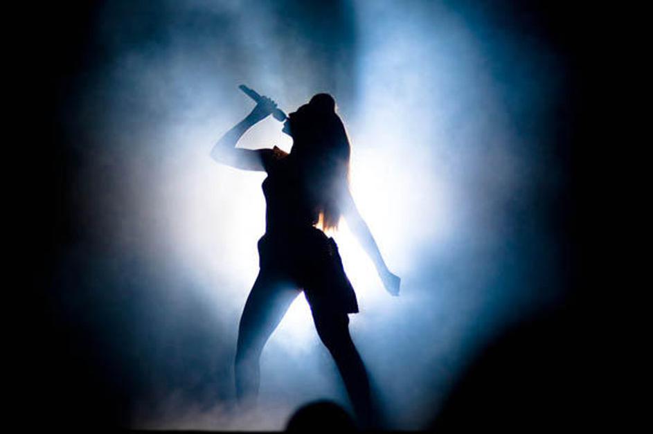 Beyoncé (27) je na oder prikorakala v velikem slogu – v objemu dima in oblečena 