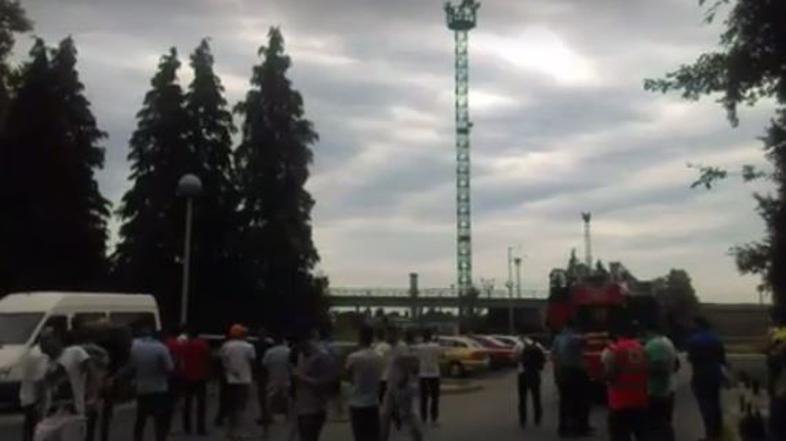 Azilant grozi, da bo skočil s stolpa