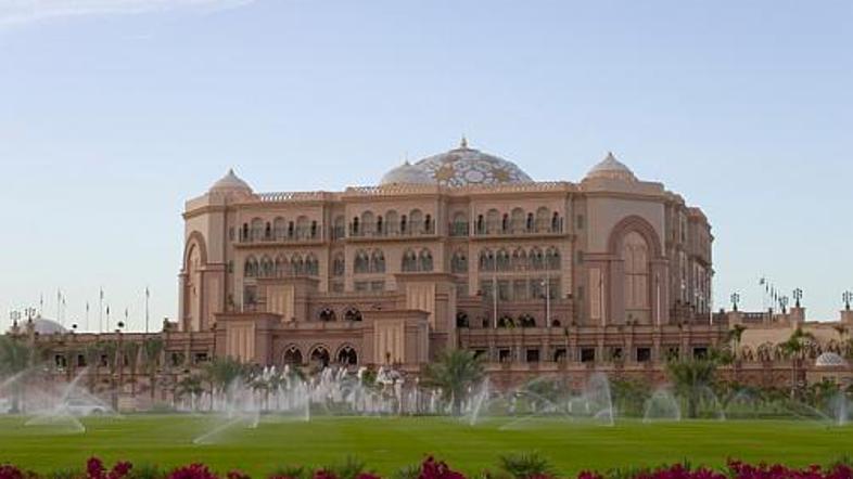 Gradnja Emirates Palacea naj bi stala osupljive tri milijarde dolarjev.