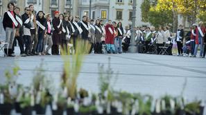 Živ spomenik ženskam