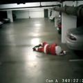 Božiček se je kljub močnemu udarcu postavil na noge. (Foto: YouTube)