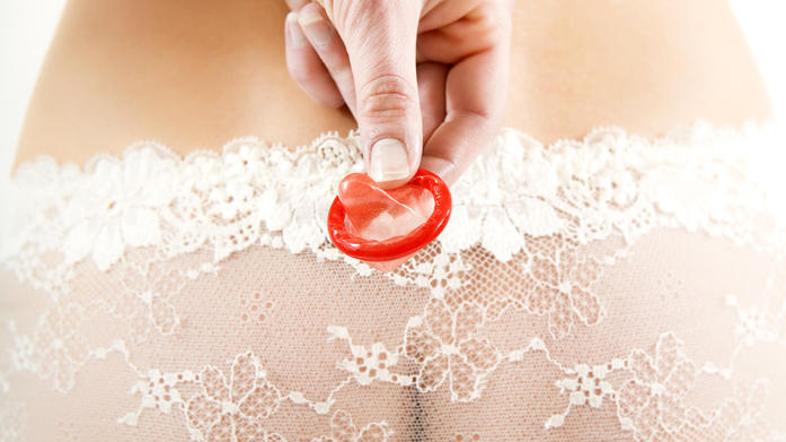 Ker kondom varuje pred neželeno nosečnostjo in spolno prenosljivimi boleznimi, m