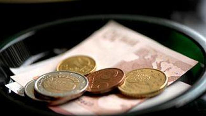 Pristnost bankovca je mogoče preveriti na več načinov.