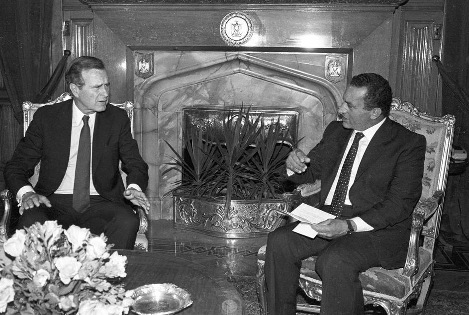 Hosni Mubarak in George Bush starejši, nekdanji predsednik ZDA. Fotografija je i