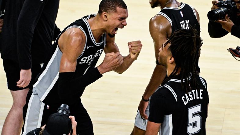 NBA zahodna konferenca, finale, San Antonio Spurs in Oklahoma City Thunder Victor Wembanyama se po tekmi veseli z Stephon Castle