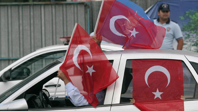 Pripadniki stranke AKP so pozdravili in proslavili odločitev sodišča.