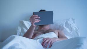 moški, postelja, pornografija