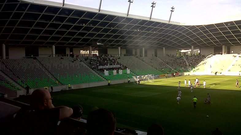 Takole so Green Dragonsi razvili transparent z napisom: "Za družino, stop gay pa