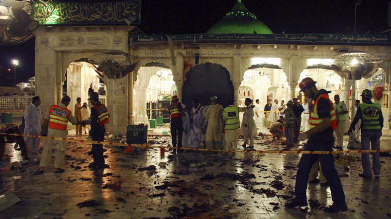 Na fotografiji napad na mošejo v Pakistanu na začetku meseca. Žrtve so šteli v d