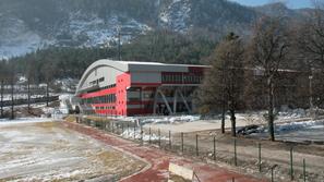 Hokejska dvorana Podmežakla je po odločbi gradbenega inšpektorata zaprta, ker na