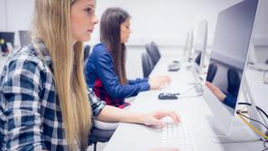 Mlada ženska za računalnikom