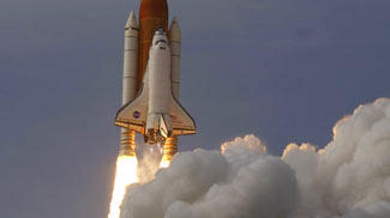 Tokratno misijo raketoplana vodi Mark Polansky, med Američani pa je tudi kanadsk