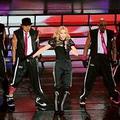 Tudi koncert v Parizu je bil zelo "gimnastičen" – Madonna pač ne priznava let!