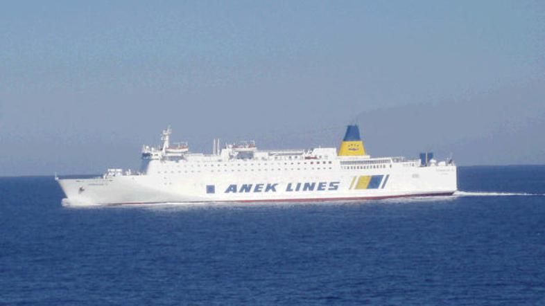 Slovenska maturantka je padla z višje ploščadi trajekta na njegovo palubo.