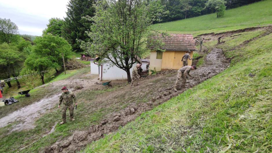 pripadniki Slovenske vojske pomagajo pri odstranjevanju posledic plazov | Avtor: MORS