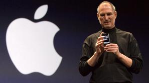 Steve Jobs s prvim iphonom leta 2007.