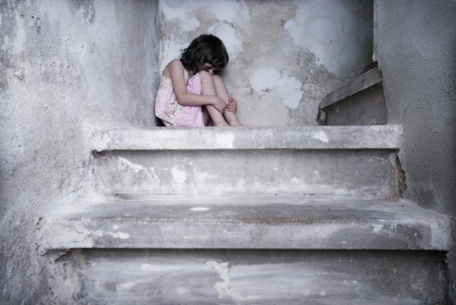 nasilje zloraba otrok deklica | Avtor: Shutterstock