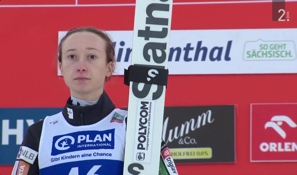 Že spet! Poglejte, kaj so med himno naredili Niki Prevc