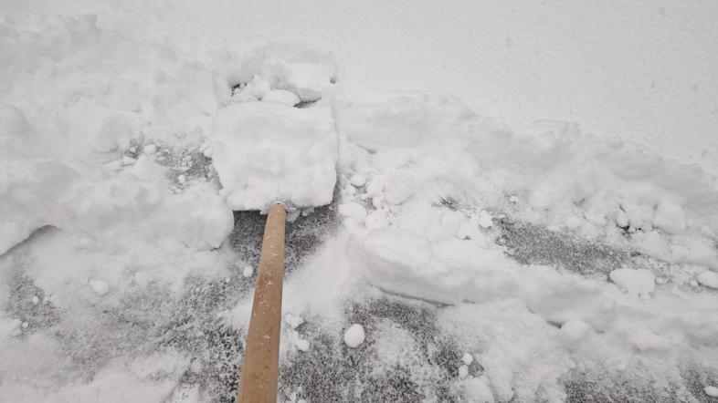 sneg kidanje lopata
