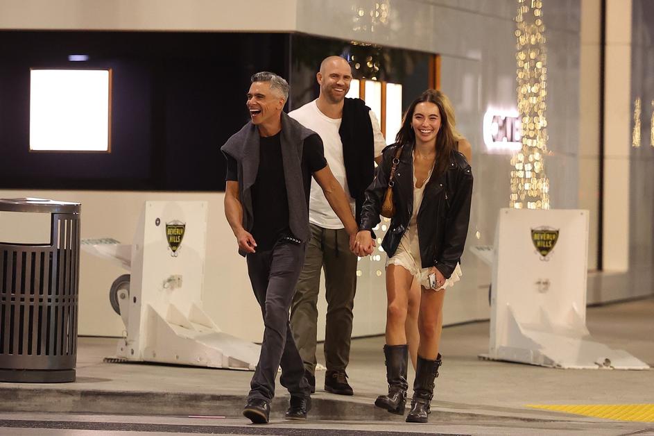 Hana Sun Doerr, Cash Warren