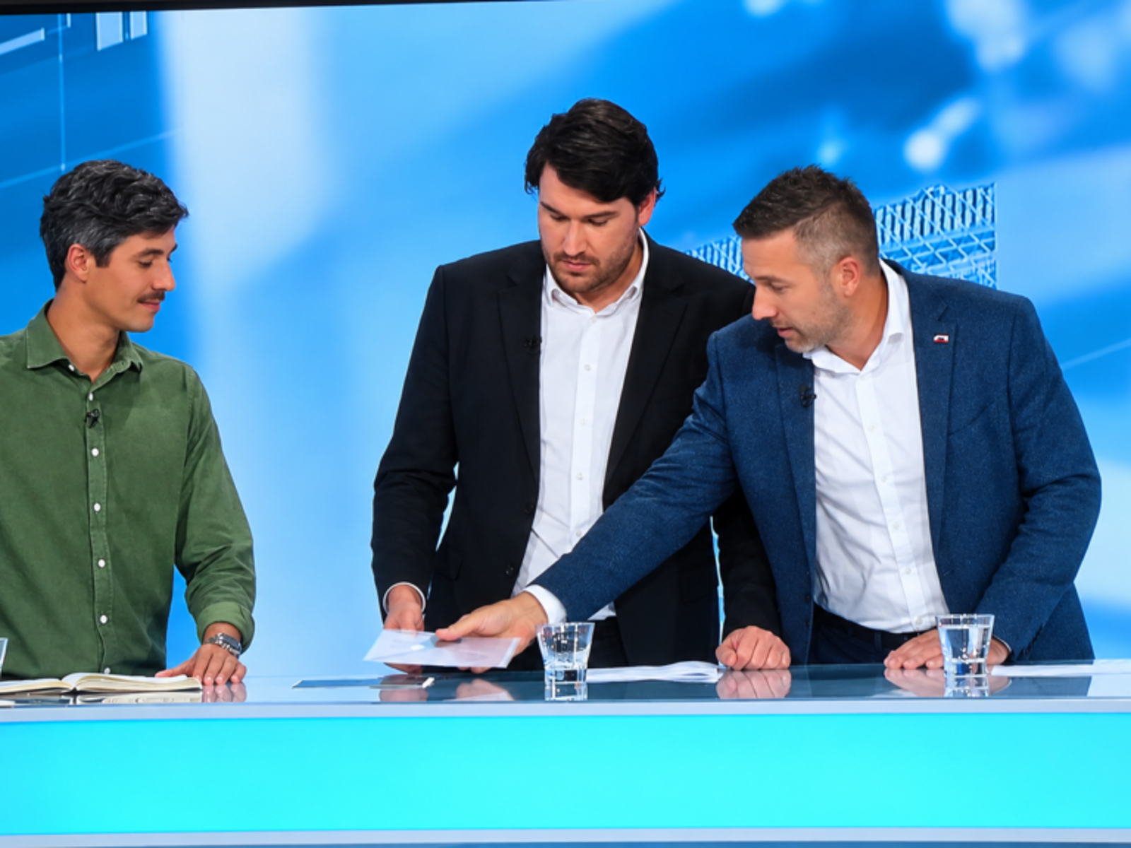 To so naši poslanci: Reberšek v studio prinesel škarje, da bi Mescu odrezal ...