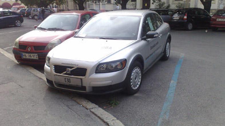 Reklamni avto je na istem mestu parkiran že več dni.