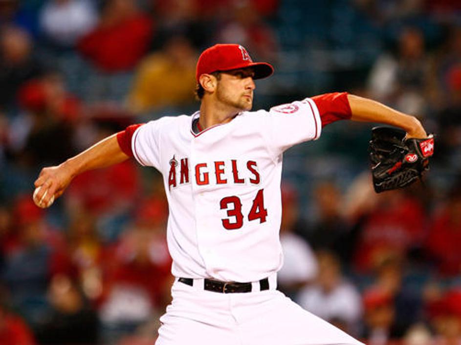 Nick Adenhart na sredini tekmi na stadionu Angel
