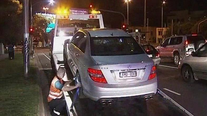 Mercedesa so policisti odpeljali. Hamilton pa je pot nadaljeval peš. (Foto: Reut