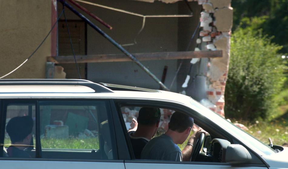 Avto na Ajdovskem z veliko hitrostjo trčil v hišo, trije mrtvi