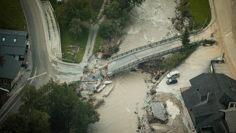 uničen most poplave obisk Ursule von der Leyen v Sloveniji po poplavah