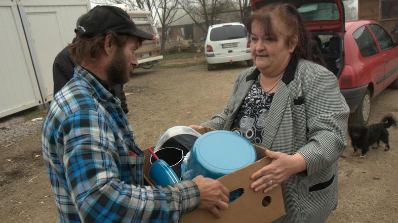 Pomoč romski družini po požaru