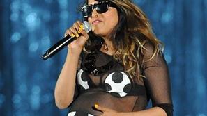 Pevka M.I.A. je nastopala tudi v zadnjem mesecu nosečnosti. (Foto: AFP)