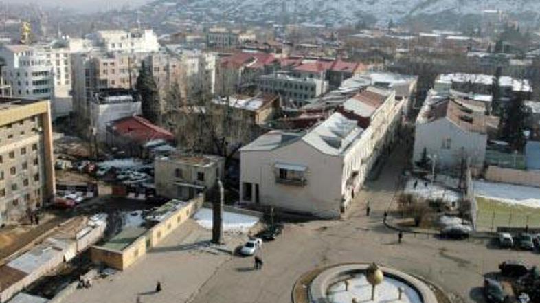 Gruzija naj bi  davi s puškami in minometi začele obstreljevati vasi v Južni Ose