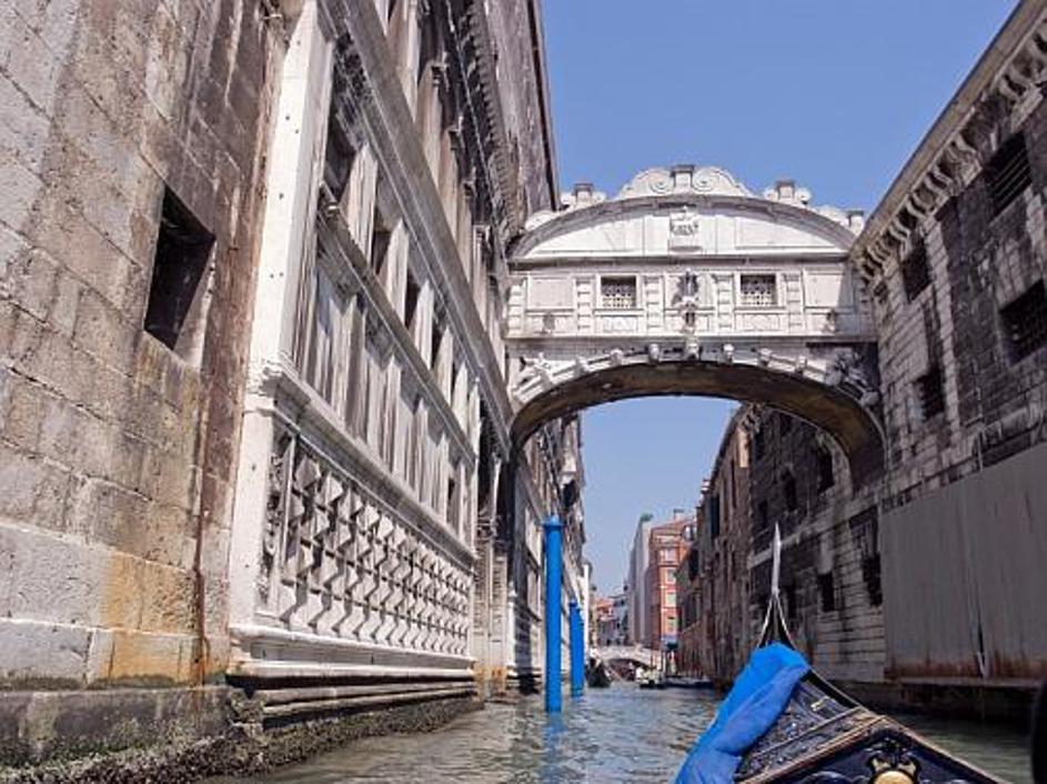 Beneškemu Mostu vzdihljajev je ime nadel britanski romantični pesnik Lord Byron.